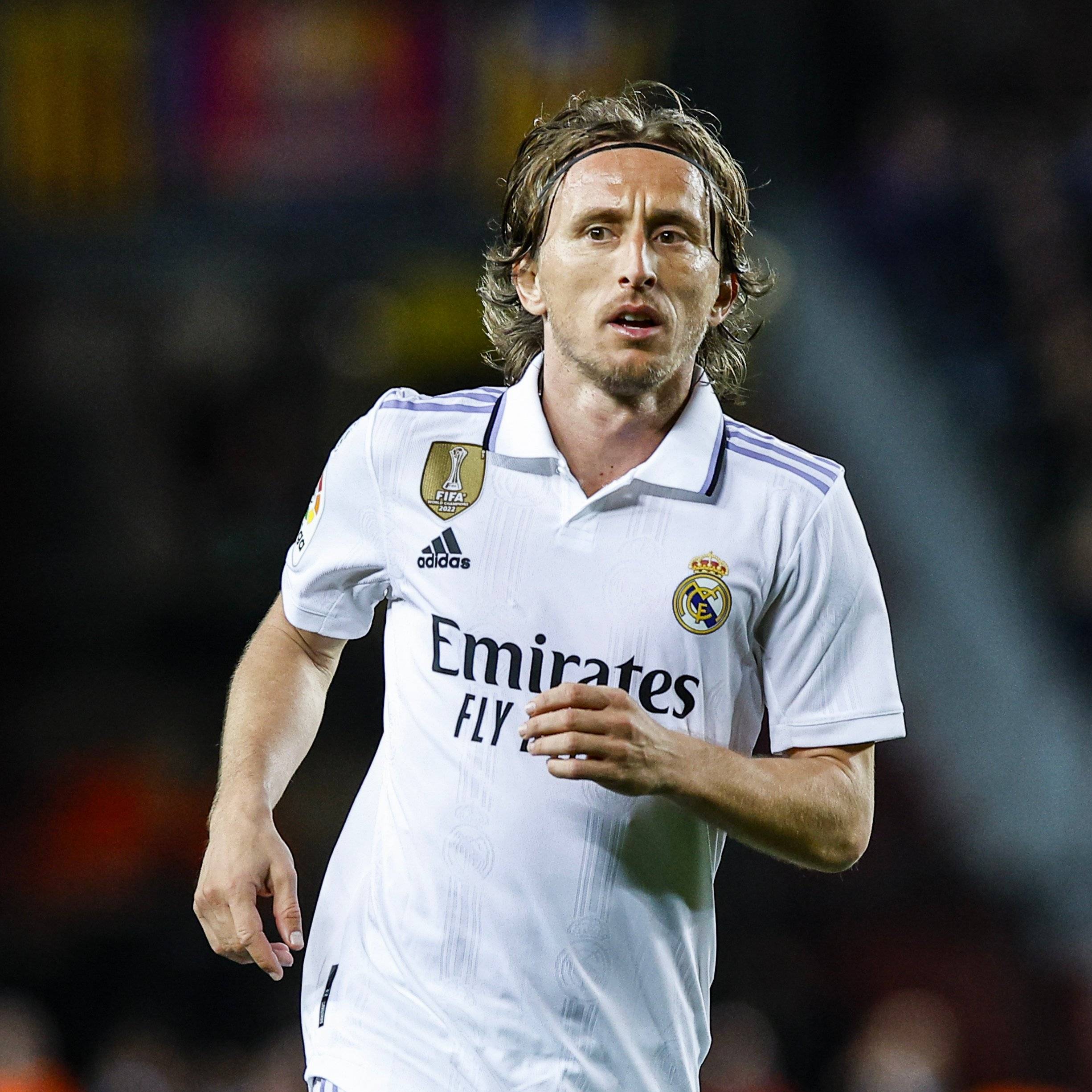 朝重伤者扔球！阿森纳马丁内利争议行为遭名宿痛批：可耻！